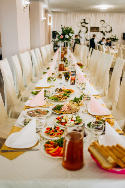 餐桌上放着零食图片下载