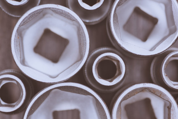 一个老式的照片，一个套筒扳手在一个深色的原始木制背景-车库工具，机械师，车间，DIY图片下载