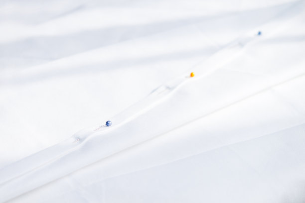 裁缝，缝纫工具，白布上的配件。副本的空间。图片下载