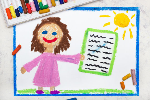 彩色图画照片:年轻的微笑女孩与纸:文件，信件，笔记，家庭作业，文凭等图片下载