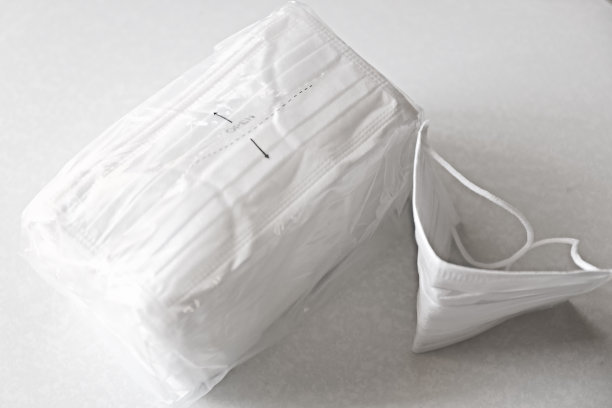 手术防护面具。医用呼吸绷带在白色背景下缺少口罩。预防病毒传播和新冠肺炎大流行。图片下载