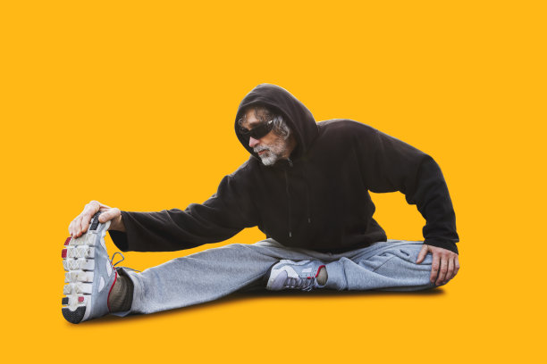 健身服专家运动员正在做伸展运动图片下载