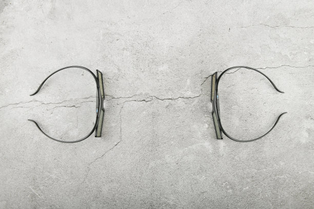 3 d眼镜。filetley。在混凝土。写的地方图片下载