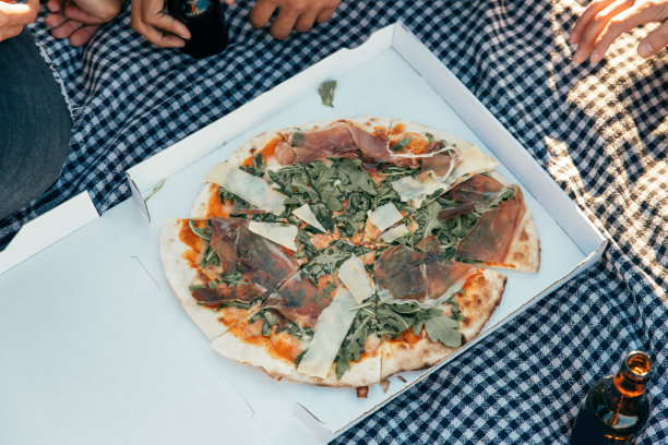 一群朋友在户外吃披萨图片下载