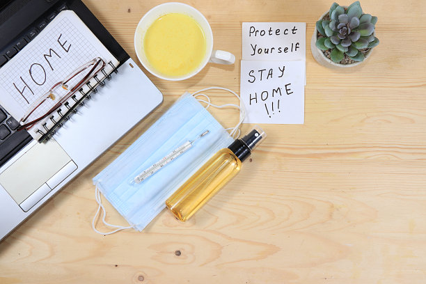 家庭办公室，洗手液，医用口罩，电脑。预防冠状病毒感染、居家观念、卫生、预防流行病、感冒图片下载