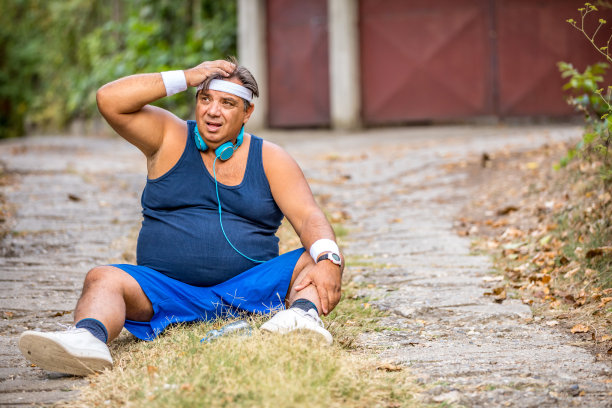 肥胖男子在户外剧烈运动后感到腰痛，健康问题图片下载