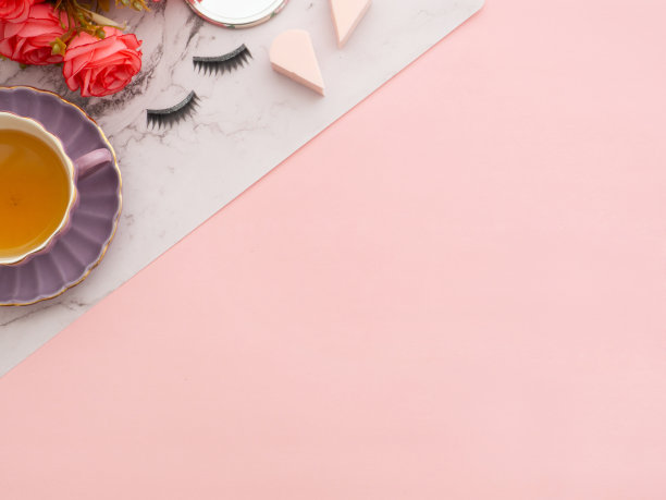 化妆工具，化妆品，香水，乳霜瓶，隔离在粉红色和大理石色纸上图片下载