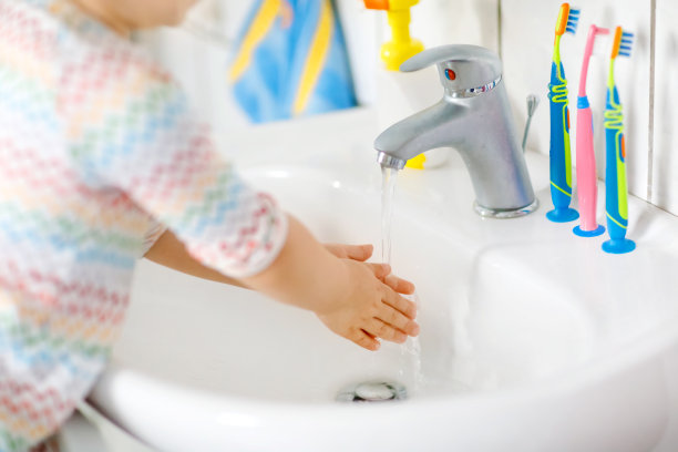 小女孩在浴室用肥皂和水洗手的特写。近距离观察孩子学习清洁身体部位。病毒性疾病期间的日常卫生措施。孩子在家或托儿所。图片下载