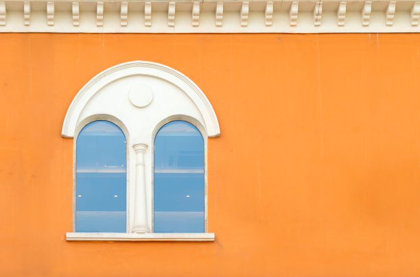 五颜六色的窗户和地中海建筑的墙壁图片下载
