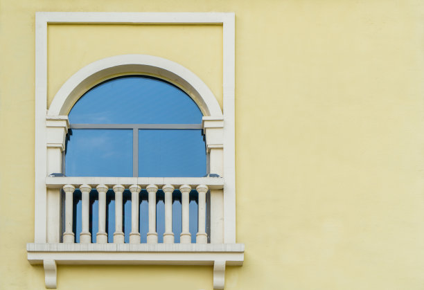 五颜六色的窗户和地中海建筑的墙壁图片下载