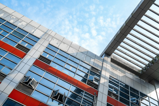 现代城市建筑，中国青岛的摩天大楼图片下载