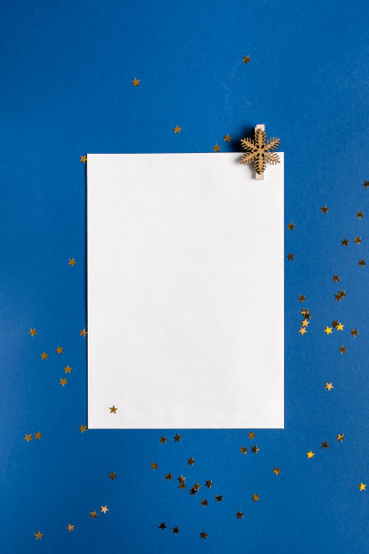 新年卡片。圣诞概念地毯和雪花在一个深蓝色的背景图片下载