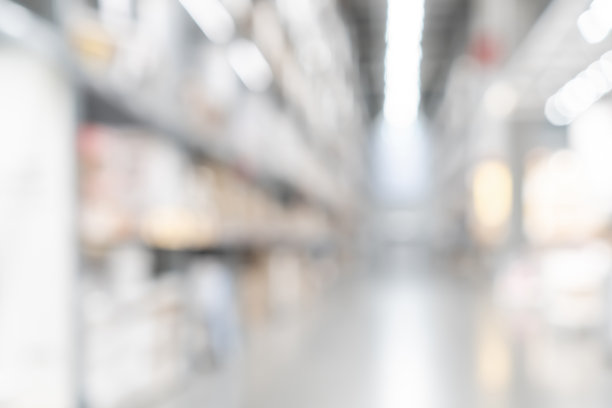 模糊的工业仓库背景与物流批发仓库，模糊的工业仓库内部通道为家具商品库存和木材材料、建筑用品大卖场图片下载