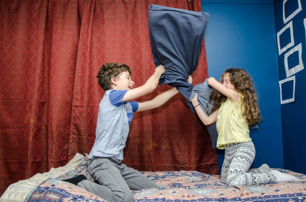 两个孩子在玩枕头大战图片下载