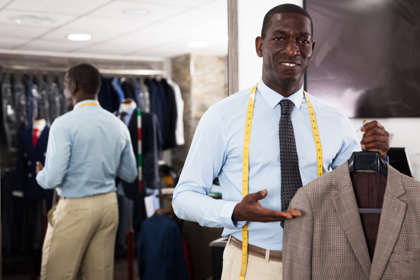 男顾客在商店展示他选择的西装图片下载