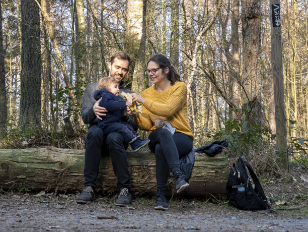 年轻家庭在森林中休息图片下载