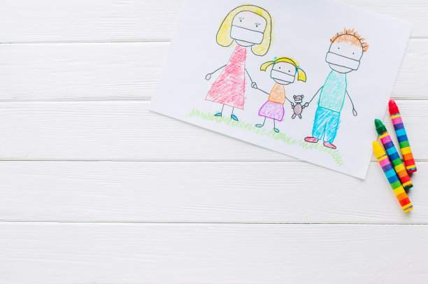 孩子们在白色木制背景上手绘家庭医疗面具图片下载