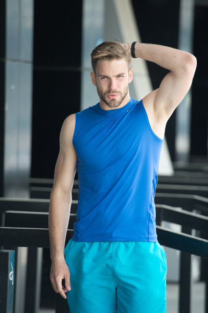 男人不满意他的止汗剂。运动员训练后感到汗味。男人检查腋窝汗皮。防止或减少排汗。为训练选择合适的止汗剂或除臭剂图片下载