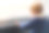 新冠肺炎封锁期间，小男孩在学弹钢琴图片下载