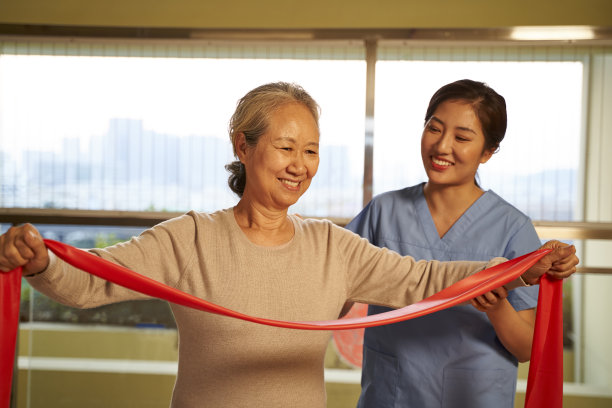 亚洲老妇人在康复中心使用阻力带锻炼图片下载