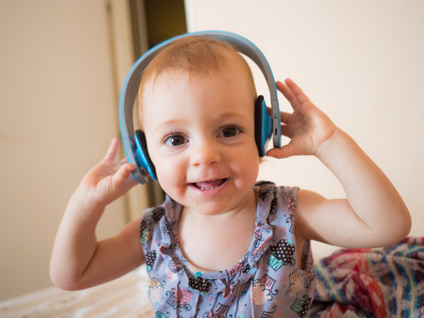 宝宝戴着耳机图片下载