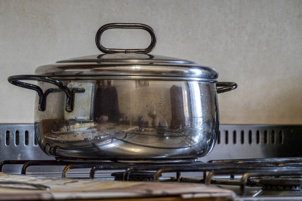 炉子上的锅图片下载