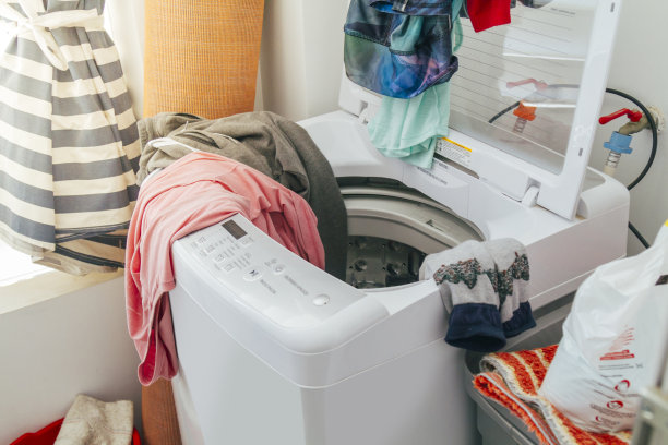 洗衣房里有一堆脏衣服素材图片