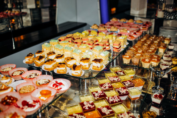 新婚夫妇和客人的节日餐桌。婚宴上的甜点桌图片下载