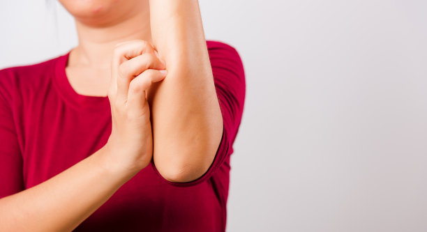 亚洲美丽的女人搔痒她抓挠她的痒的手臂在白色的背景与复制空间，医疗保健概念图片下载