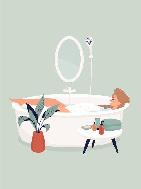 年轻漂亮的金发女人在镜子旁、一盆植物和一张放着洗发水和毛巾的桌子旁洗澡。图片下载