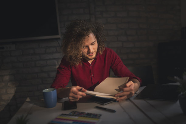 在家工作的人图片下载