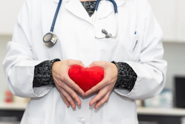 红心形状在医生的手中。图片下载
