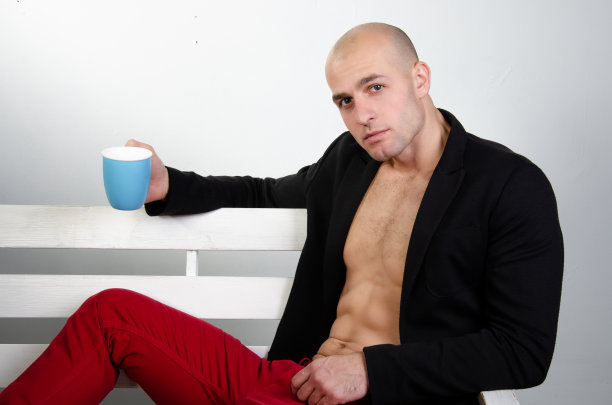 年轻的帅哥正在喝热饮。图片下载