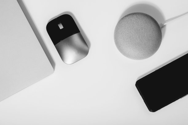 平板智能扬声器，LED灯激活，笔记本电脑，鼠标和智能手机隔离在白色背景。图片下载