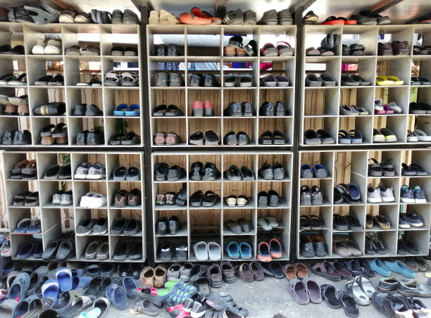 清真寺入口处的鞋架图片下载