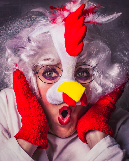 它是什么?戴着鸡面具的女性肖像。情感的面部表情。图片下载