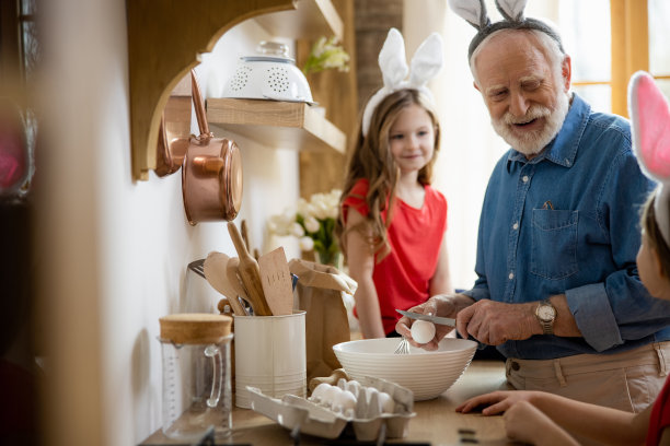 快乐老人做饭与儿童库存照片图片下载