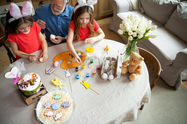 家人在桌子上画和有乐趣的股票照片图片下载
