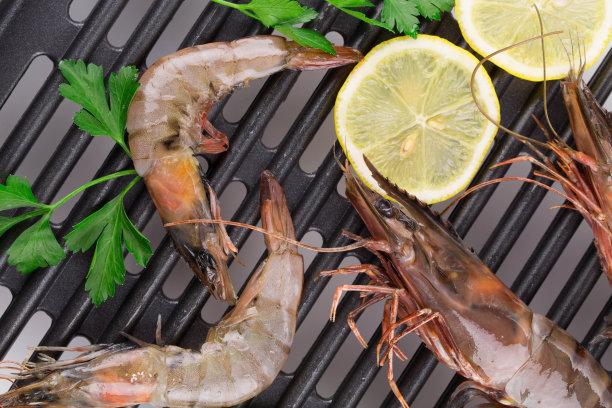 烤架上的鲜虾。图片下载
