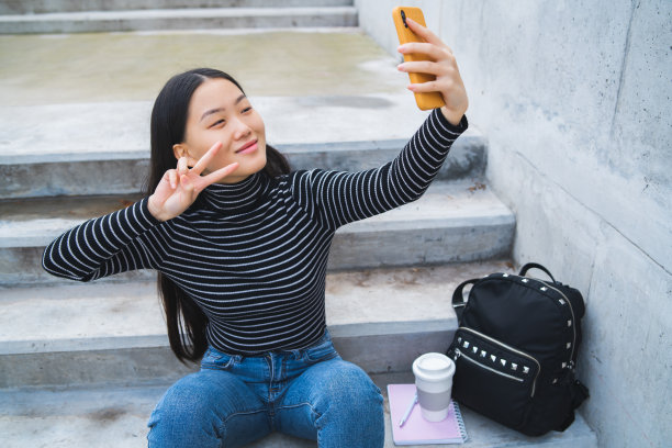 亚洲女人用手机自拍。图片下载