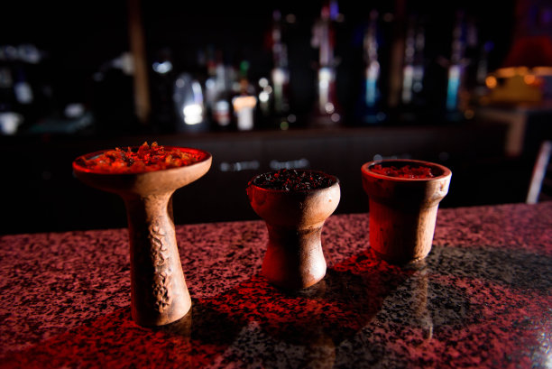 水烟的粘土碗和制作水烟的配件。图片下载