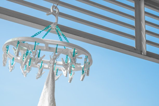 阳台上挂着晾衣夹的白色手帕图片下载