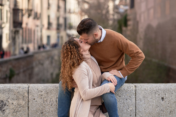 一对夫妇亲吻，充满了爱图片下载