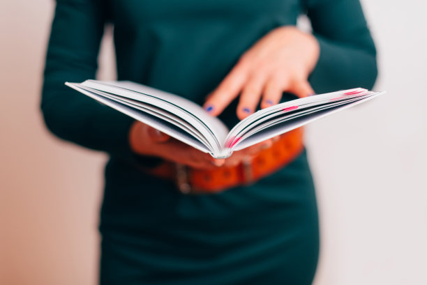 女人手里拿着书或记事本。图片下载