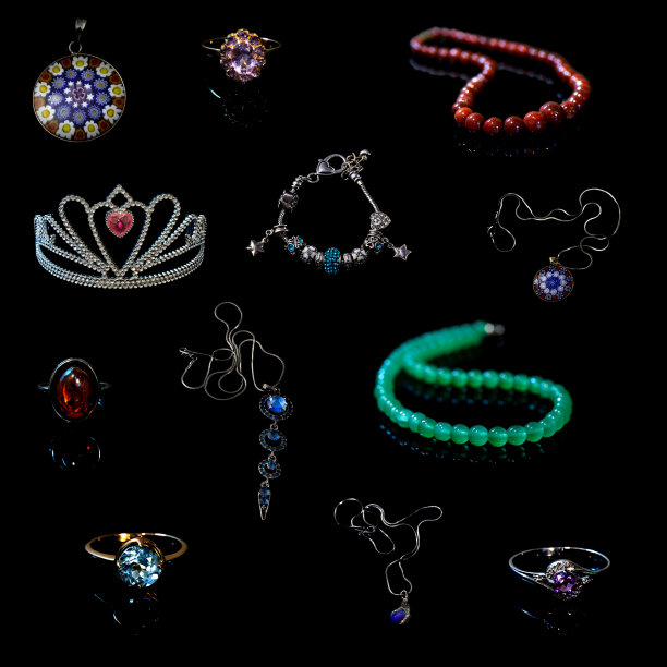 美丽的珠宝收藏在黑色的背景。全尺寸。图片下载
