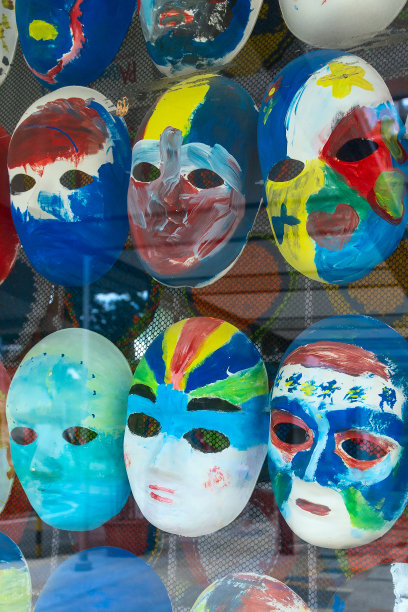 玻璃后的彩绘面具图片下载
