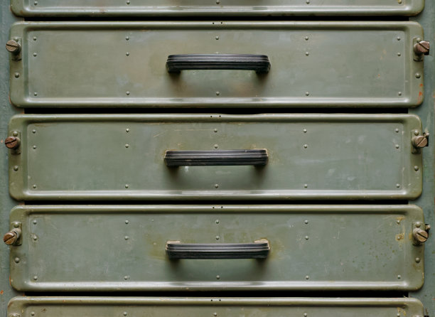 旧的绿色金属橱柜与拉出抽屉图片下载
