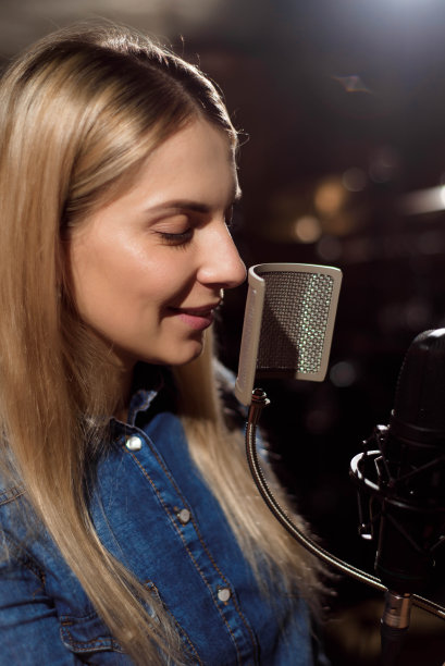 正在唱歌的女歌手。在录音中表演的女人图片下载