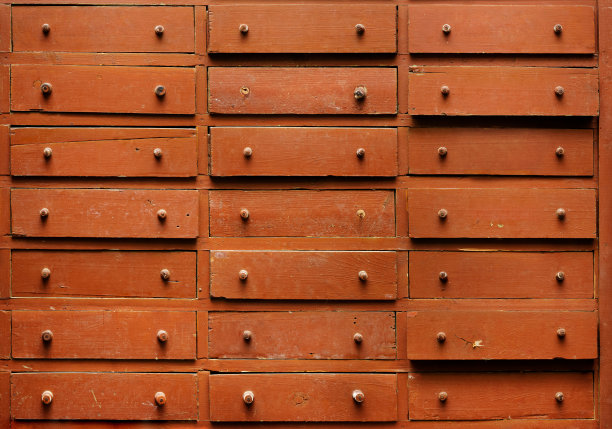 带有拉出抽屉的旧木制棕色衣橱图片下载