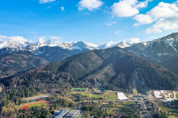 波兰扎科帕内塔特拉山脉美丽的鸟瞰图。图片下载